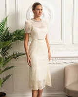 Vestido Longo – Luxo, Bordado em Renda, Detalhes com Diamantes e Cristais, Manga Curta Transparente, Modelo Midi