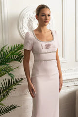 Vestido Midi Rosa Elegante – Decote Quadrado, Manga Curta com Laço, Detalhes Decorados