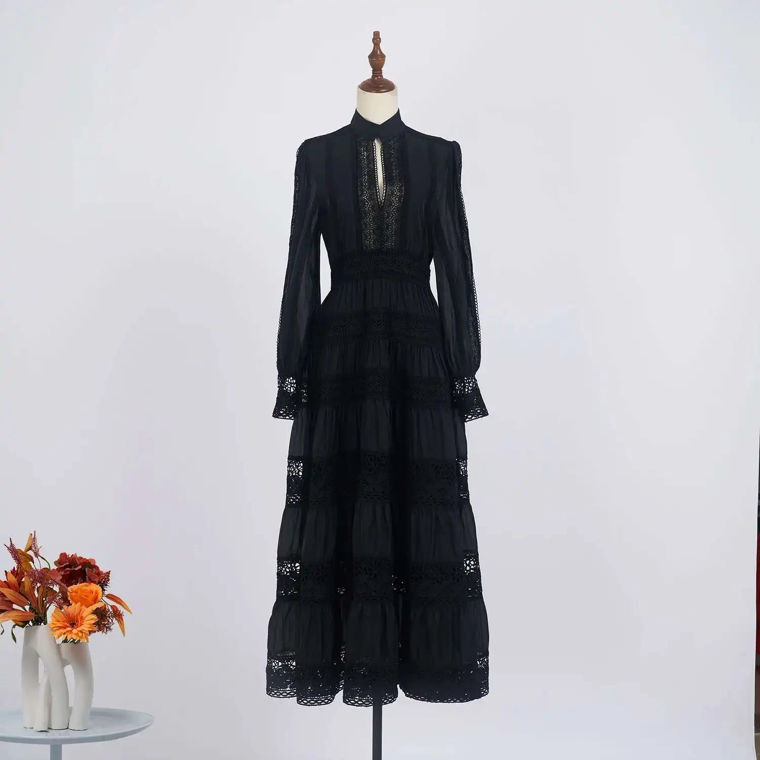 Vestido Longo com Bordado em Renda – Elegância Modesta