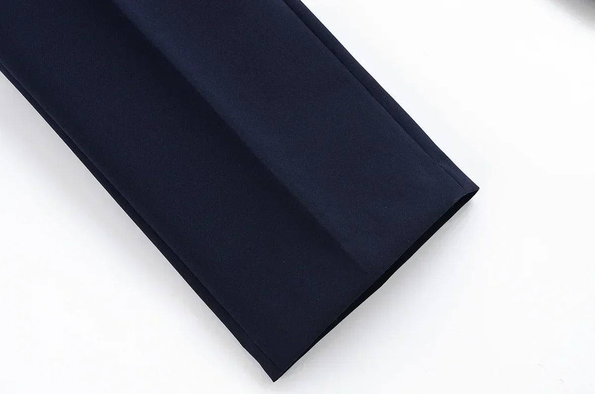 Conjunto Feminino Versátil – Blusa Básica com Recortes e Calça Reta Cintura Alta