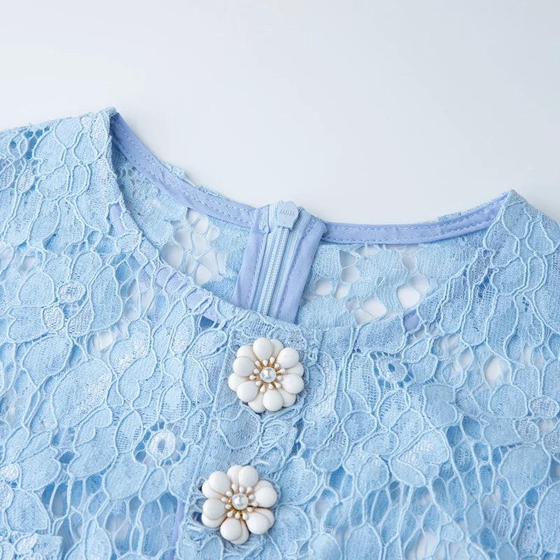 Vestido Curto – Bordado Floral, Botões, Renda, Decote O e Sem Mangas