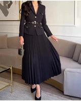 Conjunto Elegante com Casaco Alongado e Saia Plissada – Sofisticação em Dois Tempos