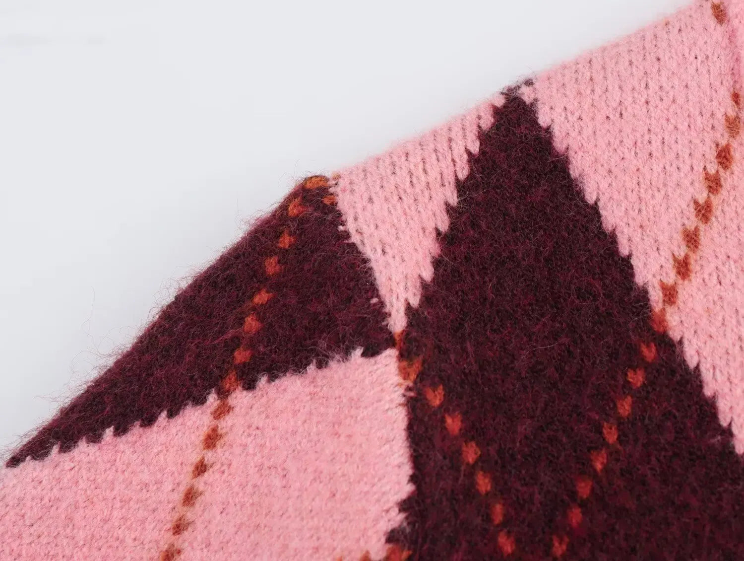 Cardigan Feminino em Tricô Jacquard – Estampa Argyle, Gola Redonda e Botões Frontais