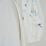 Vestido Azul Floral com Gola Alta e Cintura Império – Elegância Atemporal