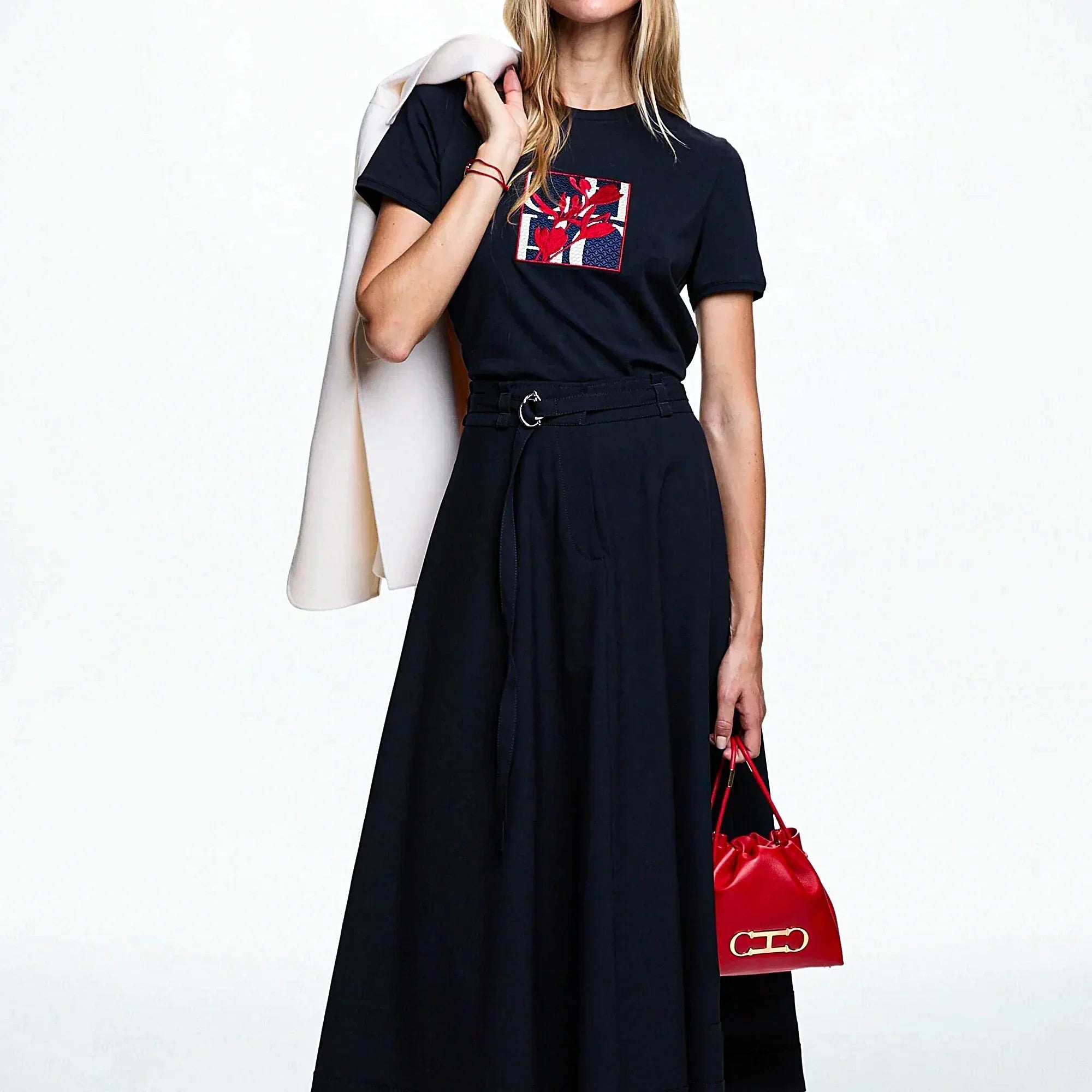 Camiseta – Manga Curta, Decote Redondo, Algodão, Bordado Floral, Casual e Confortável