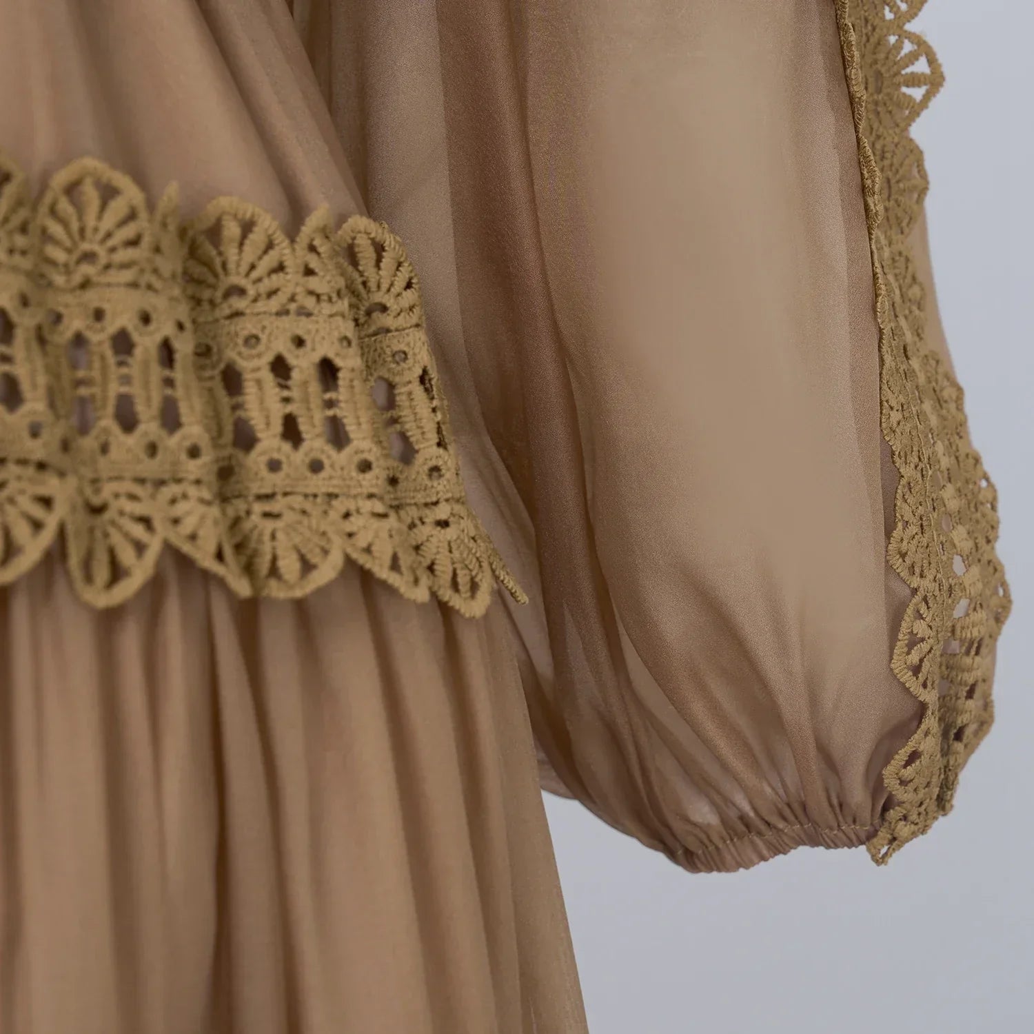 Vestido Lumière – Edição Exclusiva com Renda Bordada