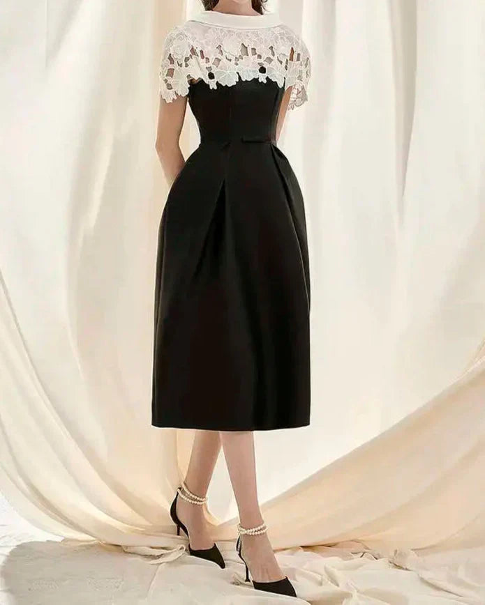 Vestido Couture em Renda – Modelo Sem Costas com Recortes em Patchwork e Cintura Alta Esculpida