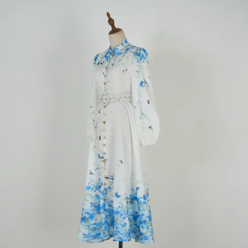 Vestido Azul Floral com Gola Alta e Cintura Império – Elegância Atemporal