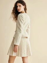 Conjunto de Tweed com Pedrarias – Blazer com Decote V e Saia Plissada de Cintura Alta