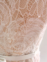 Vestido Longo – Luxo, Bordado em Renda, Detalhes com Diamantes e Cristais, Manga Curta Transparente, Modelo Midi