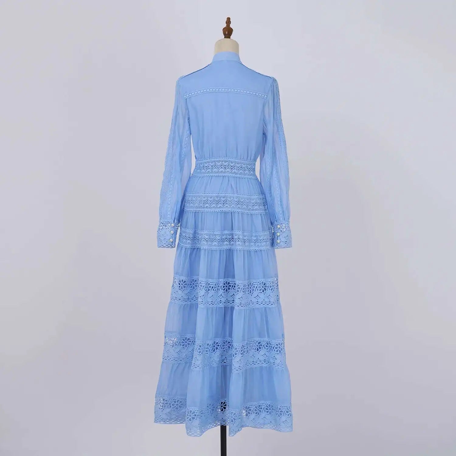 Vestido Longo com Bordado em Renda – Elegância Modesta