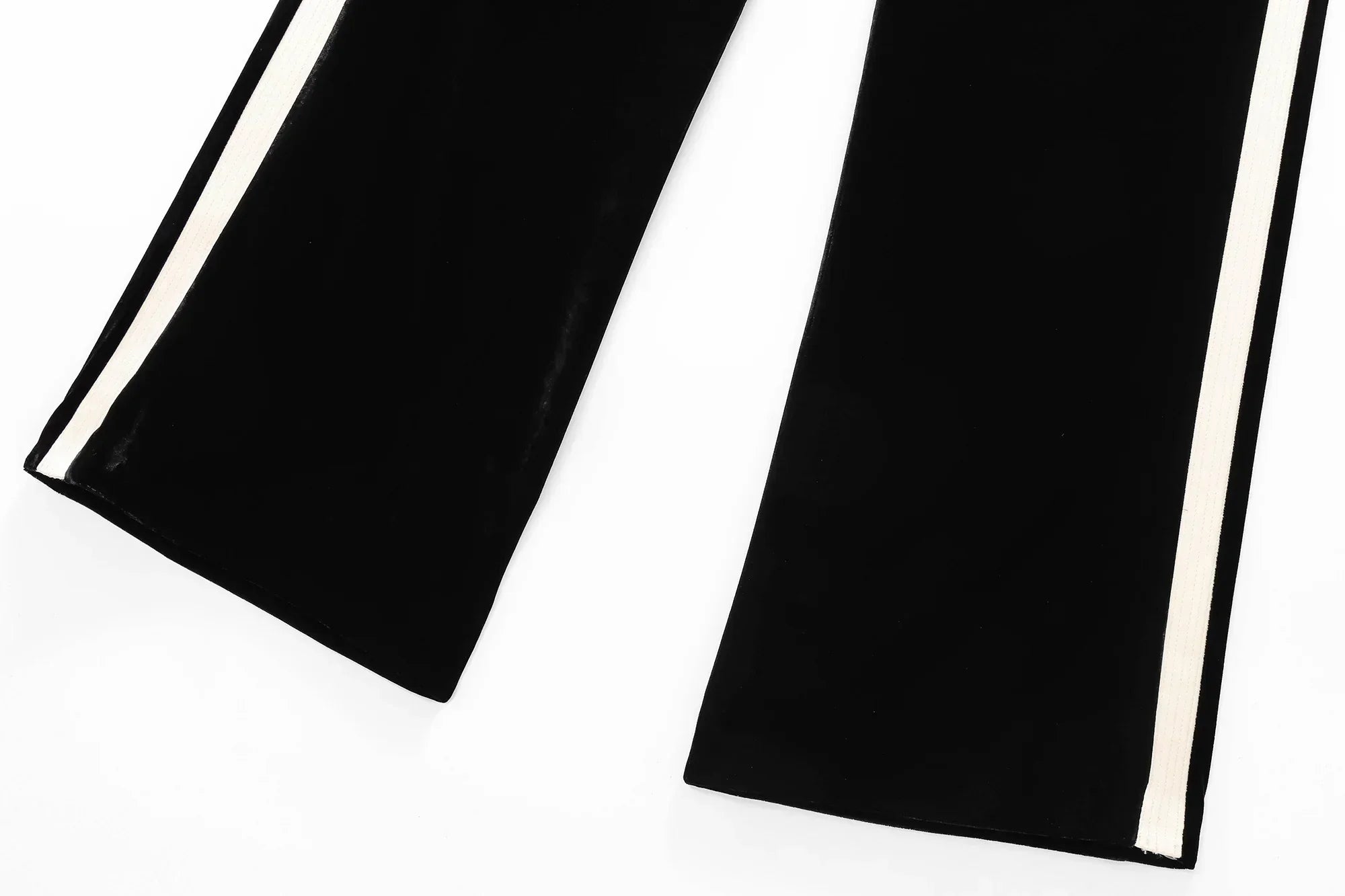 Conjunto em Veludo com Camisa de Manga Longa e Calça – Design Elegante com Detalhes Laterais