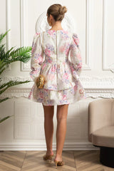 Vestido Curto Estampado – Decote V, Manga Bufante Lanterna e Saia em Camadas Estilo Cake, Cintura Império