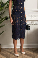 Vestido de Renda Luxo – Bordado Elegante, Botões Metalizados, Manga Curta