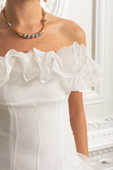 Vestido Ombro a Ombro – Mini Branco com Detalhe de Babados