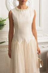 Vestido Midi – Decote Redondo, Sem Mangas, Cintura Alta, Detalhes Bordados