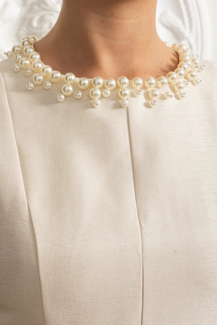 Vestido Midi – Decote Redondo, Sem Mangas, Cintura Alta, Detalhes Bordados