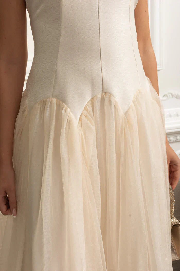 Vestido Midi – Decote Redondo, Sem Mangas, Cintura Alta, Detalhes Bordados