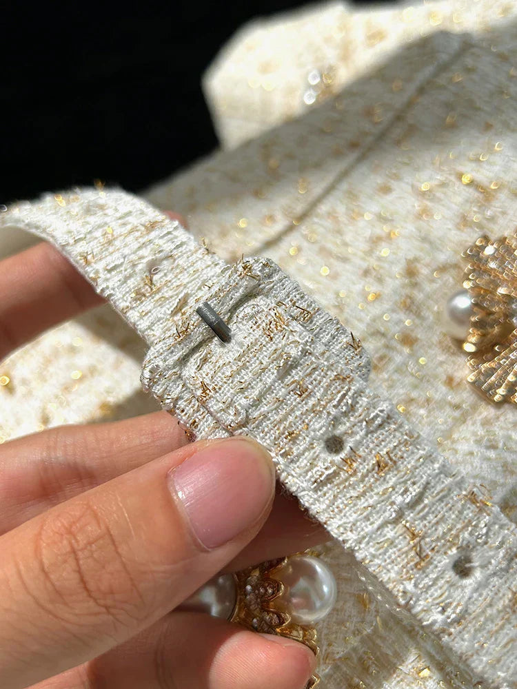 Conjunto de Tweed com Pedrarias – Blazer com Decote V e Saia Plissada de Cintura Alta