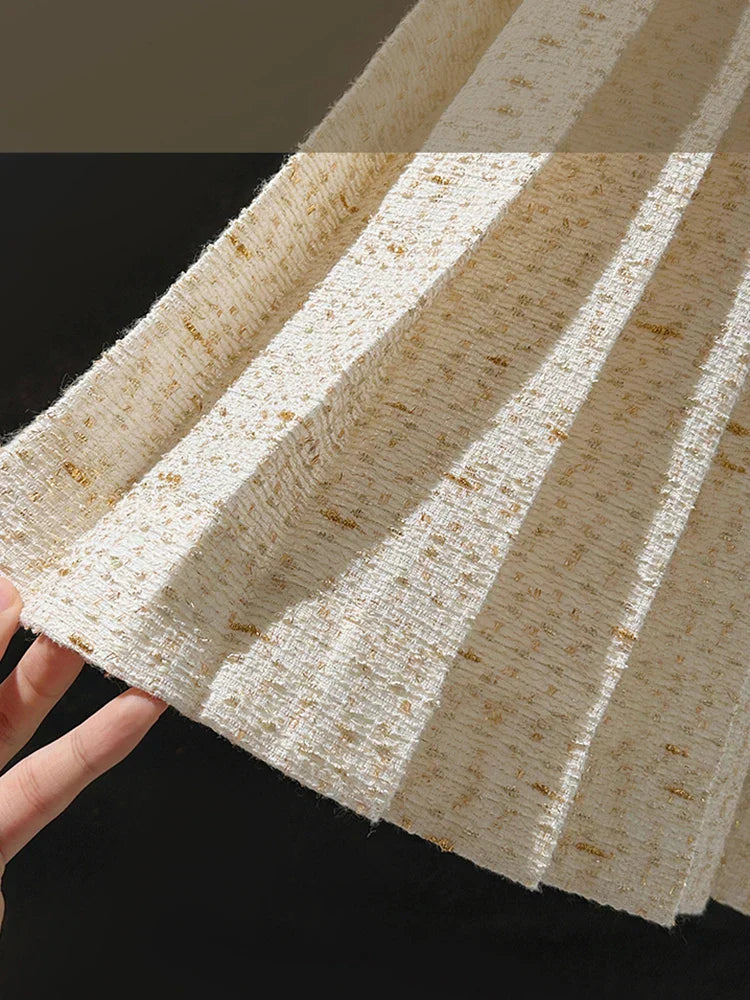 Conjunto de Tweed com Pedrarias – Blazer com Decote V e Saia Plissada de Cintura Alta