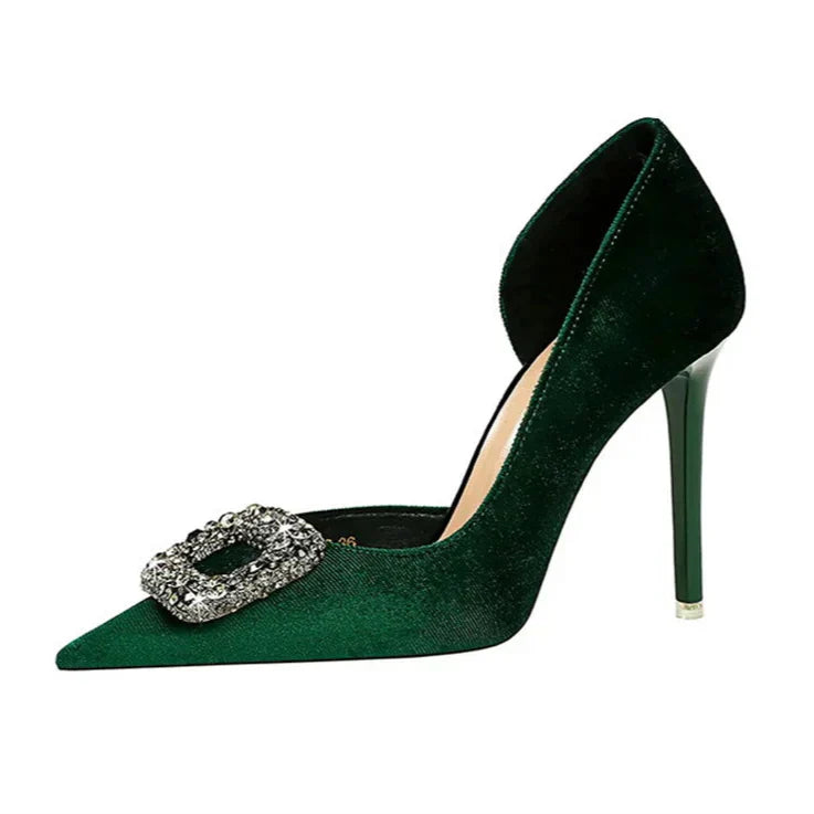Scarpin Luxo – Salto Super Alto, Bico Fino, Detalhe Lateral Vazado, Fivela com Cristais em Veludo