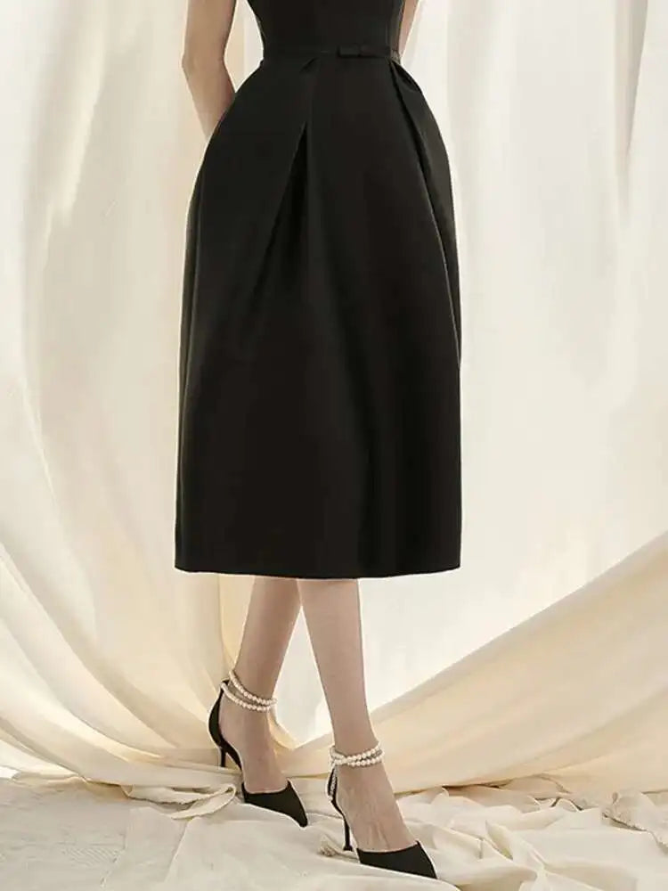 Vestido Couture em Renda – Modelo Sem Costas com Recortes em Patchwork e Cintura Alta Esculpida