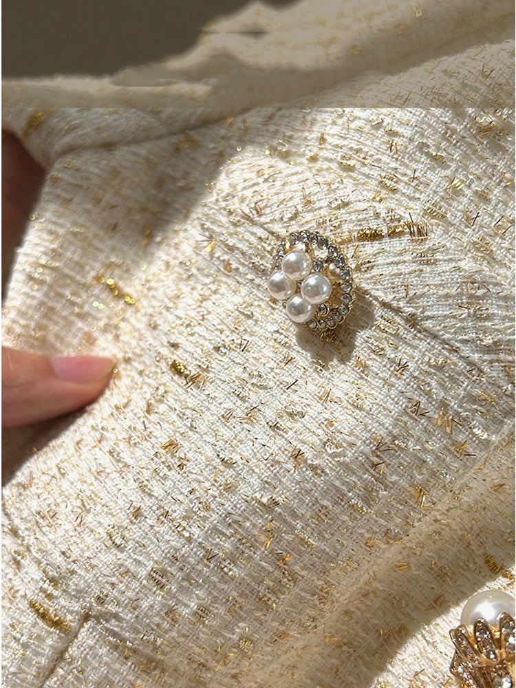 Conjunto de Tweed com Pedrarias – Blazer com Decote V e Saia Plissada de Cintura Alta