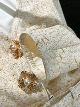 Conjunto de Tweed com Pedrarias – Blazer com Decote V e Saia Plissada de Cintura Alta