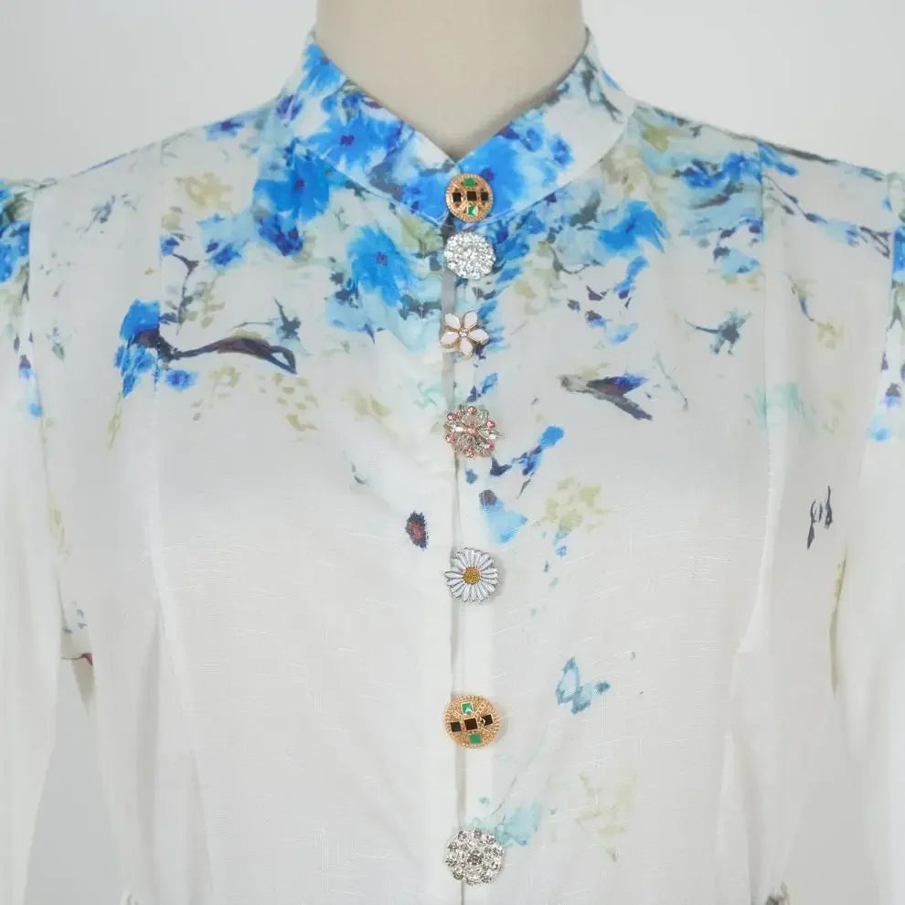 Vestido Azul Floral com Gola Alta e Cintura Império – Elegância Atemporal