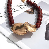 Colar Choker – Flor Grande, Contas de Resina Douradas,