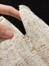 Conjunto de Tweed com Pedrarias – Blazer com Decote V e Saia Plissada de Cintura Alta