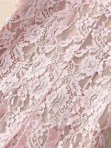 Vestido com Bordado Delicado – Decote Redondo, Manga Curta, Cintura Alta, Detalhes Vazados e Aplicações de Strass