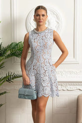 Vestido Curto Azul de Renda – Elegante, Bordado na Gola com Pérolas e Modelagem Slim