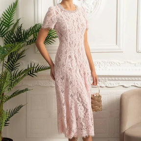 Vestido com Bordado Delicado – Decote Redondo, Manga Curta, Cintura Alta, Detalhes Vazados e Aplicações de Strass