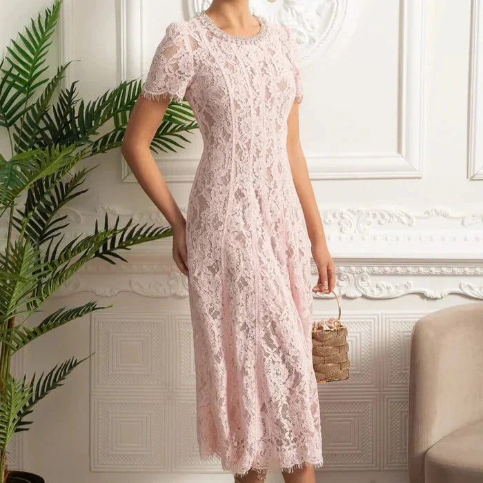 Vestido com Bordado Delicado – Decote Redondo, Manga Curta, Cintura Alta, Detalhes Vazados e Aplicações de Strass