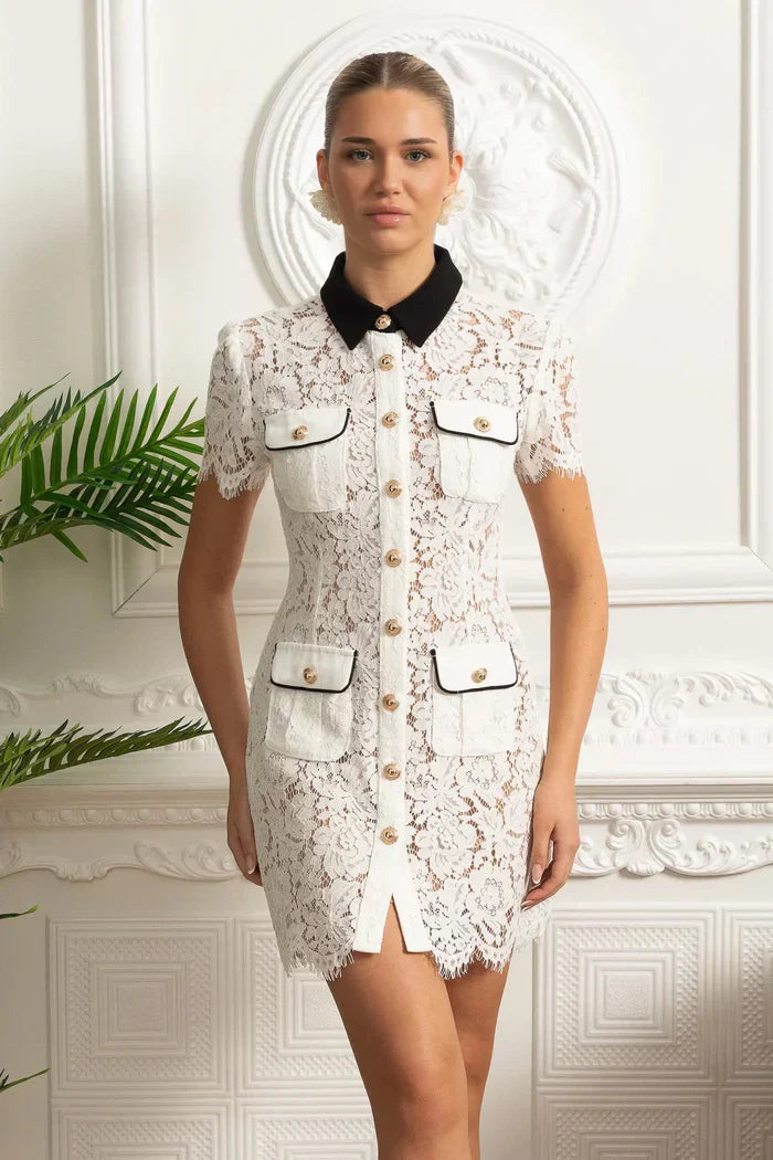 Vestido Mini – Branco com Renda Floral, Elegante, Manga Curta, Colarinho Clássico e Fechamento de Botão Único