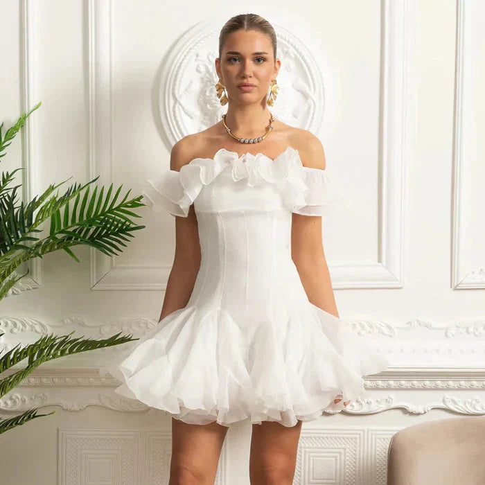 Vestido Ombro a Ombro – Mini Branco com Detalhe de Babados