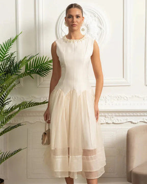 Vestido Midi – Decote Redondo, Sem Mangas, Cintura Alta, Detalhes Bordados