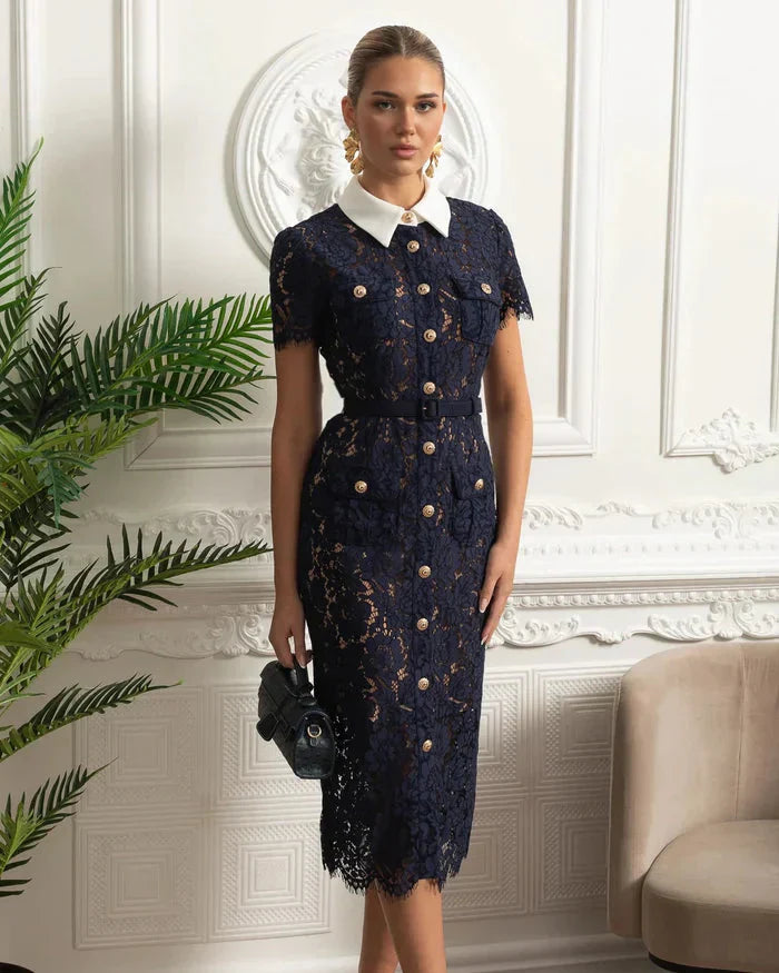 Vestido de Renda Luxo – Bordado Elegante, Botões Metalizados, Manga Curta