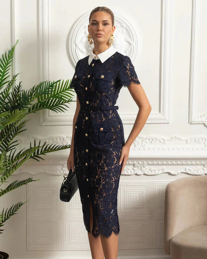 Vestido de Renda Luxo – Bordado Elegante, Botões Metalizados, Manga Curta