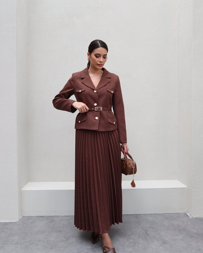 Conjunto Elegante com Casaco Alongado e Saia Plissada – Sofisticação em Dois Tempos