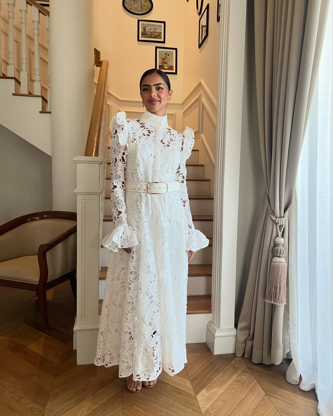 Vestido com Renda e Decote em V – Elegância Clássica com Cintura Império