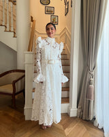 Vestido com Renda e Decote em V – Elegância Clássica com Cintura Império