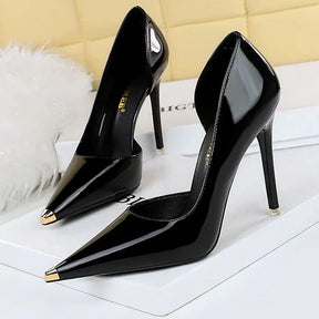 Scarpin – Salto Fino em Verniz Preto, Bico Fino Metalizado e Elegante