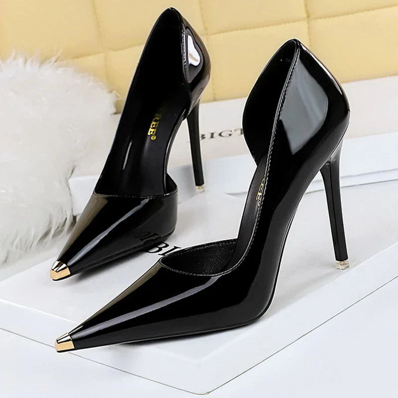 Scarpin – Salto Fino em Verniz Preto, Bico Fino Metalizado e Elegante