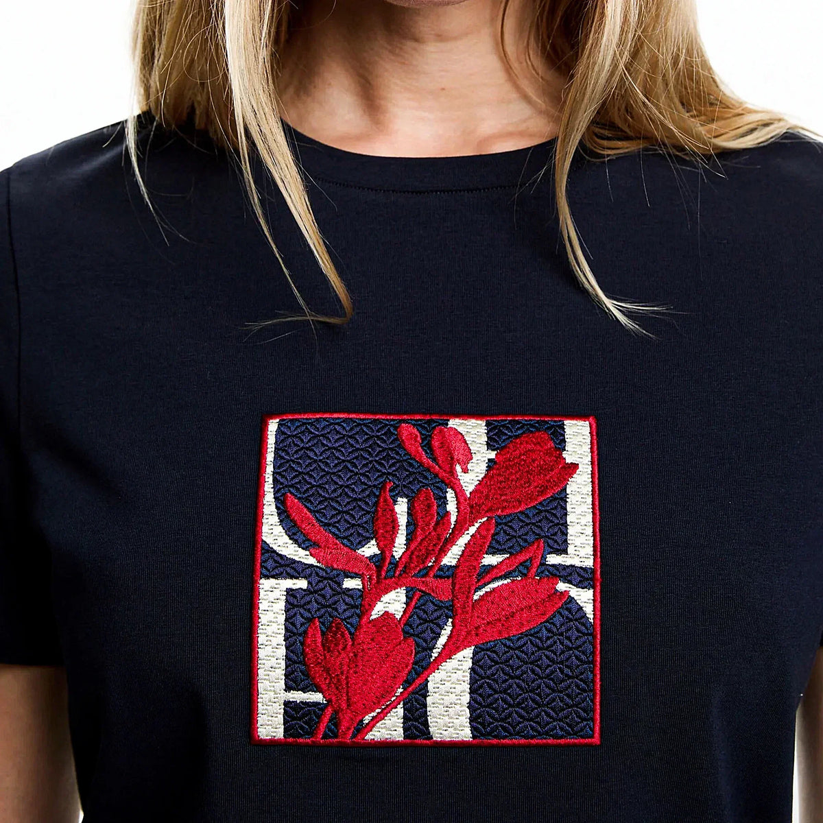 Camiseta – Manga Curta, Decote Redondo, Algodão, Bordado Floral, Casual e Confortável