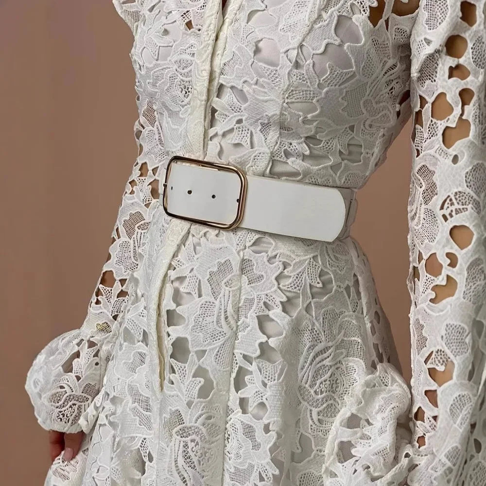 Vestido com Renda e Decote em V – Elegância Clássica com Cintura Império