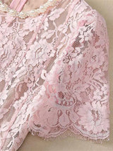 Vestido com Bordado Delicado – Decote Redondo, Manga Curta, Cintura Alta, Detalhes Vazados e Aplicações de Strass