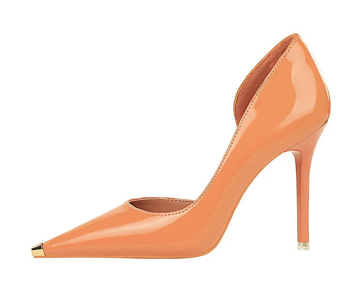 Scarpin – Salto Fino em Verniz Preto, Bico Fino Metalizado e Elegante