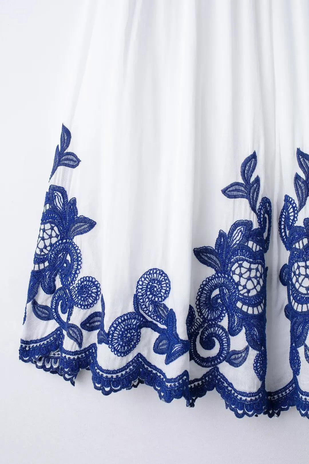 Conjunto Elegante – Camisa Bordada E Saia Plissada